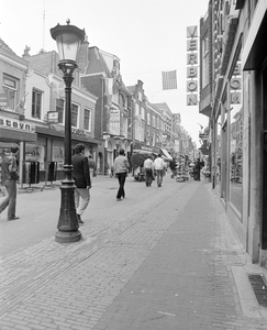 883780 Gezicht in de Steenweg te Utrecht, met winkelend publiek in het voetgangersgebied.